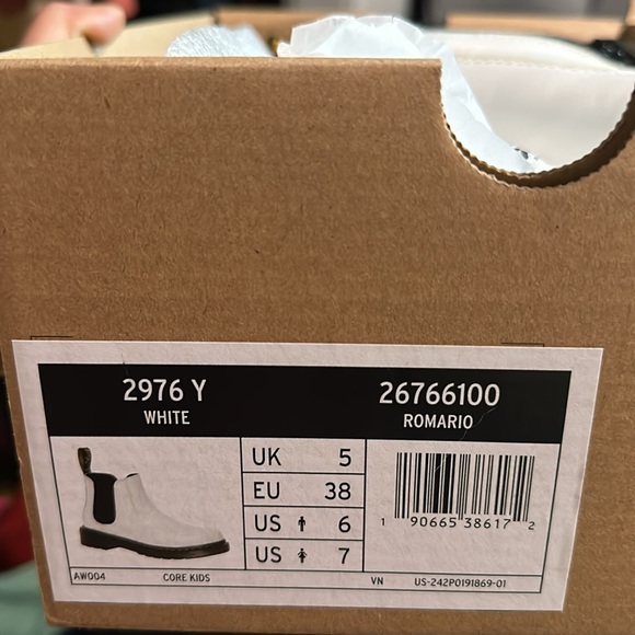 BRAND NEW DR MARTENS - Picture 2 of 3